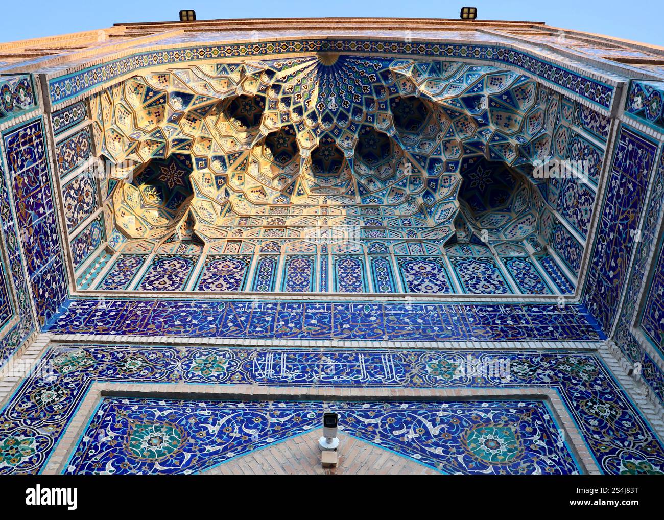 Eine Nahaufnahme der verzierten Muqarnas in Gur-e-Amir, Timurs Mausoleum in Samarkand. Ein atemberaubendes Beispiel für die islamische Architektur der Timuriden-Ära. Stockfoto