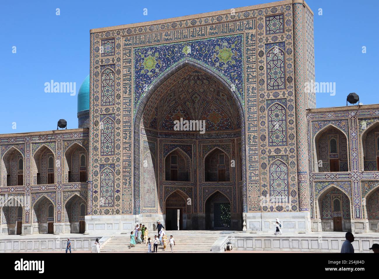 Die Ulugh Beg Madrasa, Samarkand: Ein historisches Zentrum des Wissens und des wissenschaftlichen Erbes. Das Portal zeigt Sterne am Himmel. Ein UNESCO-Weltkulturerbe S Stockfoto Die Ulugh Beg Madrasa, Samarkand: Ein historisches Zentrum des Wissens und des wissenschaftlichen Erbes. Das Portal zeigt Sterne am Himmel. Ein UNESCO-Weltkulturerbe S Stockfoto
