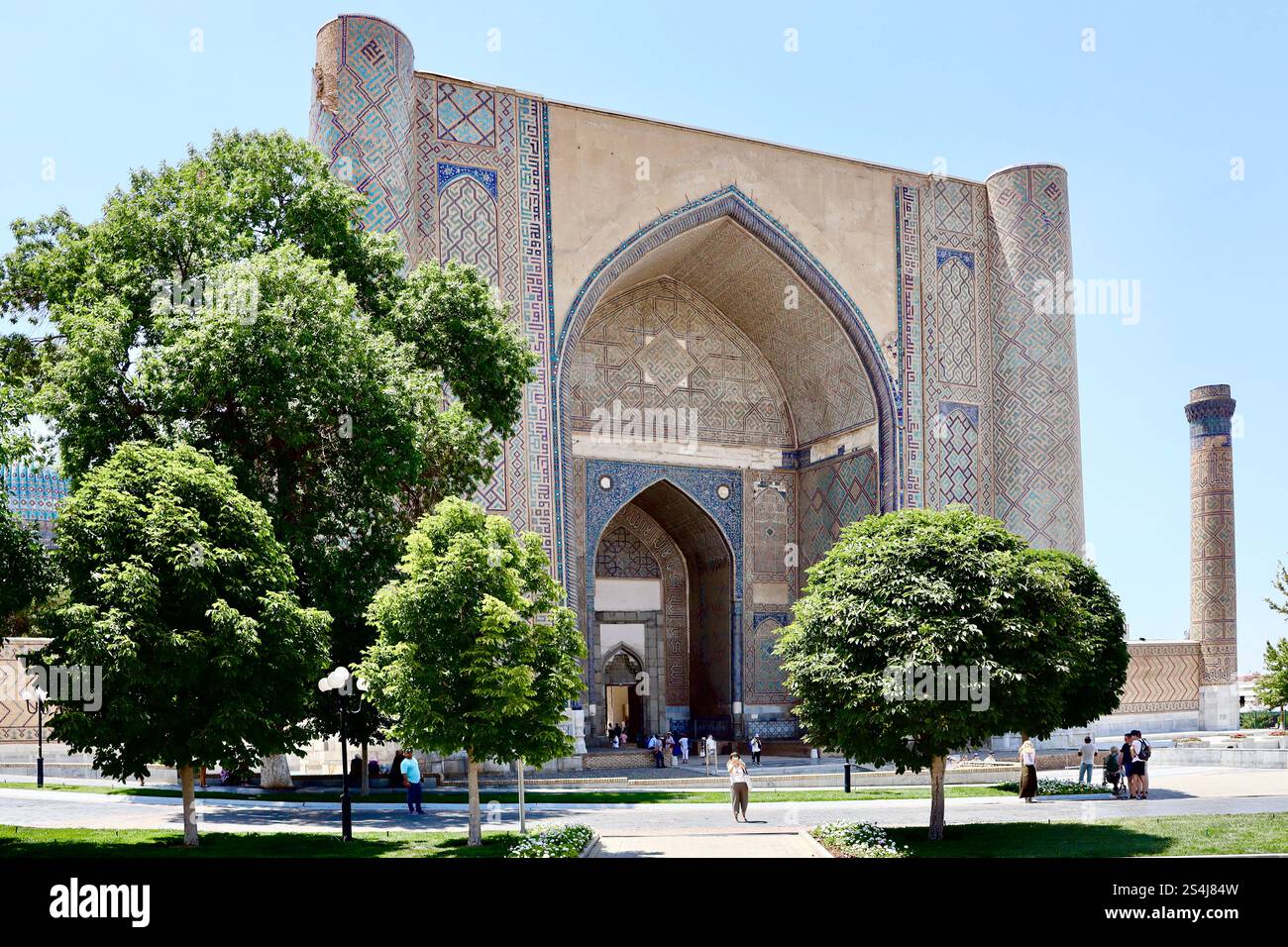 Bibi-Khanym: Einst eine große Moschee in. Samarkand, heute ein historisches Wahrzeichen, zeigt Timurid-Architektur, die gelegentlich für besondere Veranstaltungen genutzt wird Stockfoto