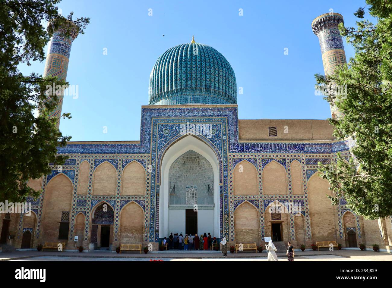 Eintritt zum Gur-e-Amir Mausoleum – nach dem Haupthof – mit der berühmten blauen Kuppel, der Hauptattraktion in Samarkands „Blauer Stadt“, die kulturelle und spirituelle Einblicke bietet. Stockfoto Eintritt zum Gur-e-Amir Mausoleum – nach dem Haupthof – mit der berühmten blauen Kuppel, der Hauptattraktion in Samarkands „Blauer Stadt“, die kulturelle und spirituelle Einblicke bietet. Stockfoto