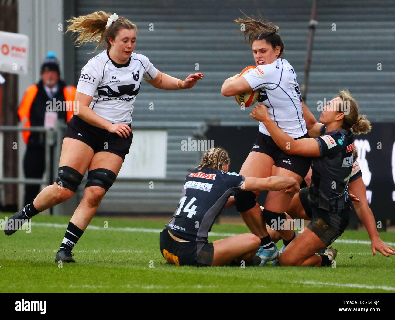 Exeter, Devon, Großbritannien. Januar 2025. PWR Professional Damen Rugby Exeter Chiefs vs Bristol Bears im Sandy Park, Exeter, Devon. Im Bild: Ilona Maher wird von Chiefs angegriffen. Hinweis: Nidpor/Alamy Live News Stockfoto
