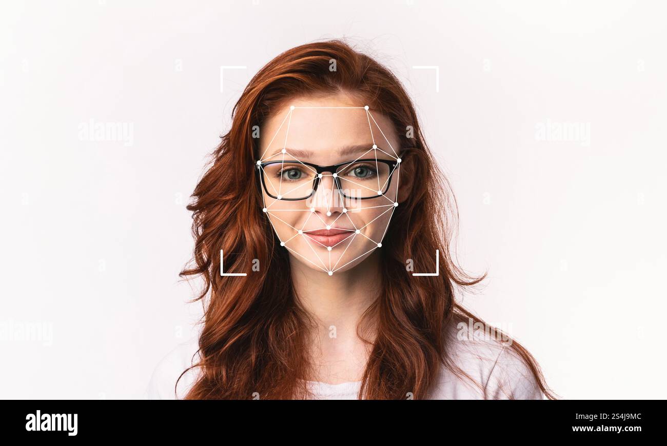 Gesichtserkennungstechnologie, die an einer rothaarigen Frau mit Brille präsentiert wird Stockfoto