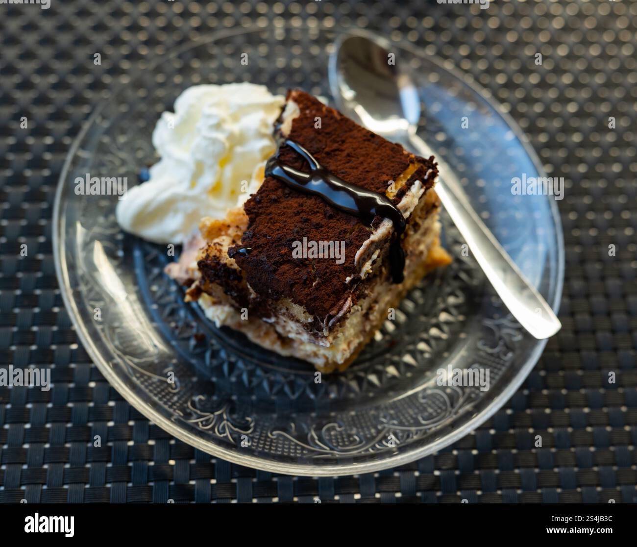 Traditioneller Tiramisu-Kuchen mit Kakaopulver Stockfoto