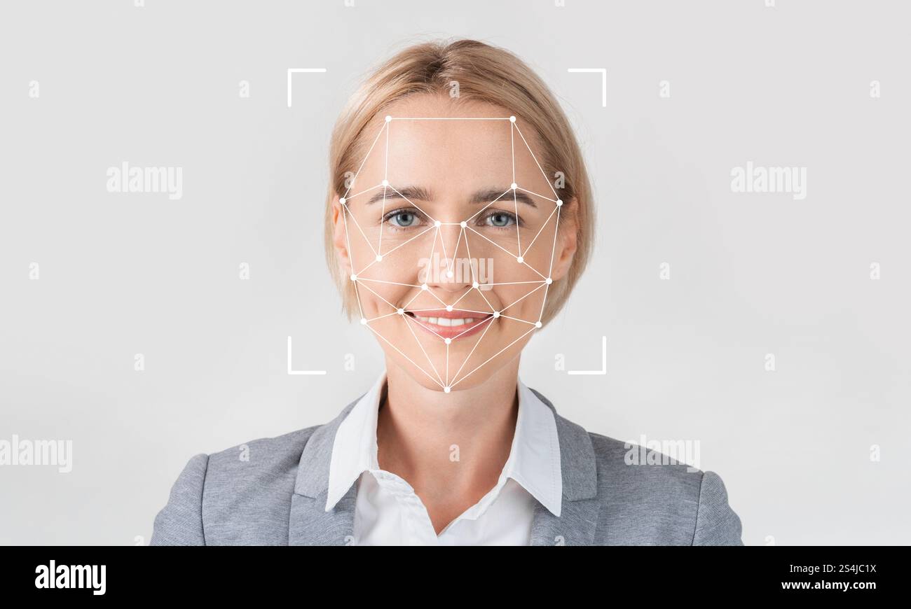 Gesichtserkennungstechnologie auf dem Gesicht einer lächelnden professionellen Frau Stockfoto