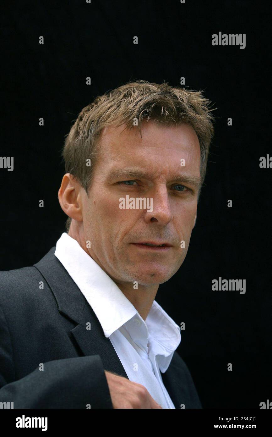 Ronan Bennett, der renommierte nordirische Schriftsteller und für den Booker-Preis 2004 nominiert wurde, wurde auf dem Edinburgh International Book Festival vorgestellt, wo er über seinen neuesten Roman mit dem Titel „Havoc im dritten Jahr“ sprach. Das Buchfestival war Teil des Edinburgh International Festivals, des größten jährlichen Kunstfestivals der Welt. Stockfoto