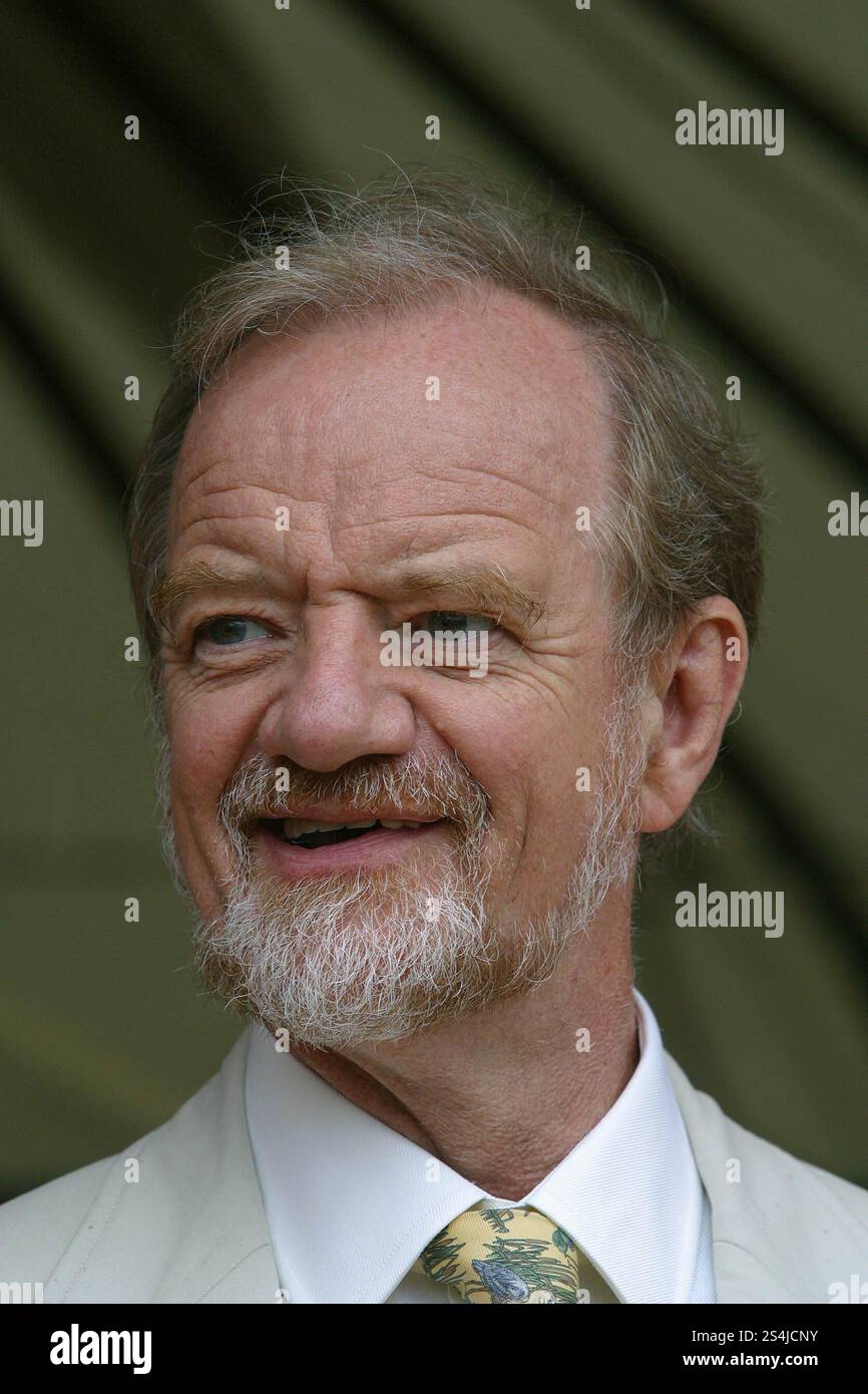 Der ehemalige britische Außenminister Robin Cook, der auf dem Edinburgh International Book Festival vorgestellt wurde, sprach über seine Entscheidung, wegen des Irakkrieges aus der Regierung zurückzutreten, was er in seinem neuen Buch „The Point of Departure“ feststellt. Das Buchfestival war Teil des Edinburgh International Festivals, des größten jährlichen Kunstfestivals der Welt. Stockfoto