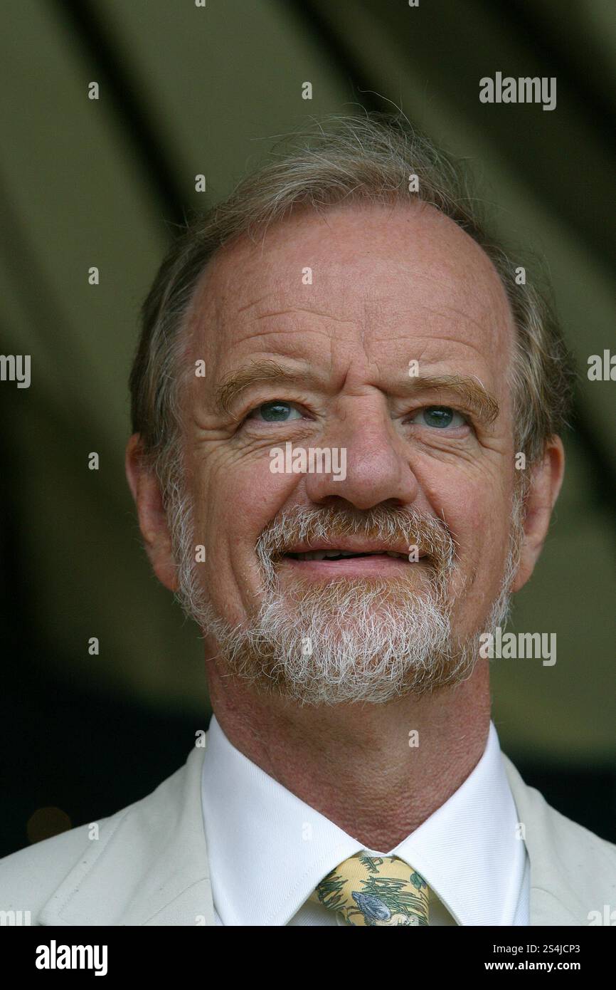 Der ehemalige britische Außenminister Robin Cook, der auf dem Edinburgh International Book Festival vorgestellt wurde, sprach über seine Entscheidung, wegen des Irakkrieges aus der Regierung zurückzutreten, was er in seinem neuen Buch „The Point of Departure“ feststellt. Das Buchfestival war Teil des Edinburgh International Festivals, des größten jährlichen Kunstfestivals der Welt. Stockfoto