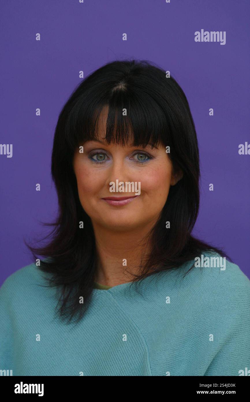 Die Bestseller-irische Autorin Marian Keyes, auf dem Edinburgh International Book Festival, wo sie über ihren neuesten Roman mit dem Titel „The Other Side of the Story“ sprach – eine Geschichte, die in der Welt des Verlags spielt. Das Buchfestival war Teil des Edinburgh International Festivals, des größten jährlichen Kunstfestivals der Welt. Stockfoto