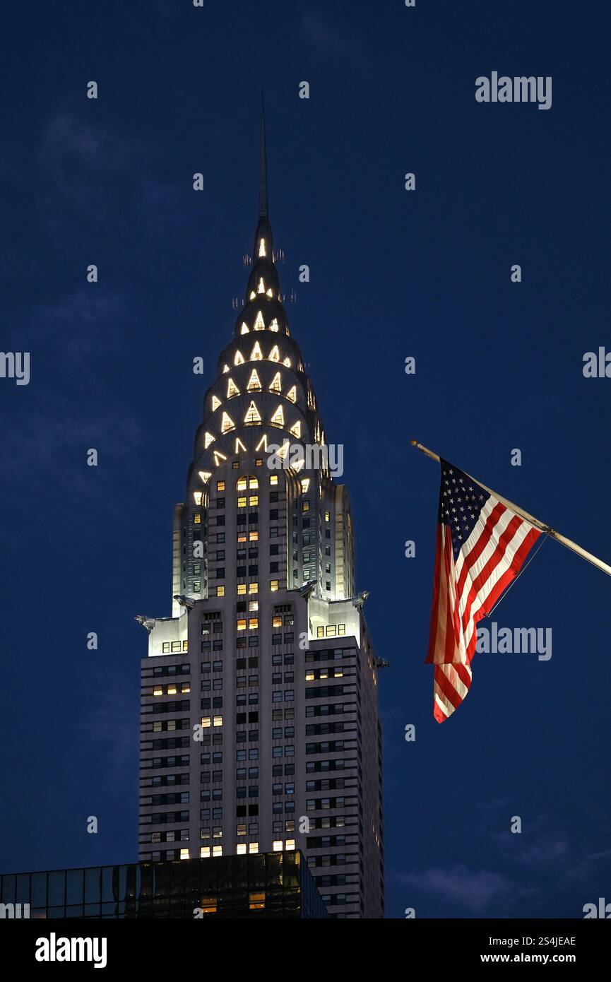 Chrysler-Gebäude und die amerikanische Flagge bei Nacht, Manhattan, New York City Stockfoto