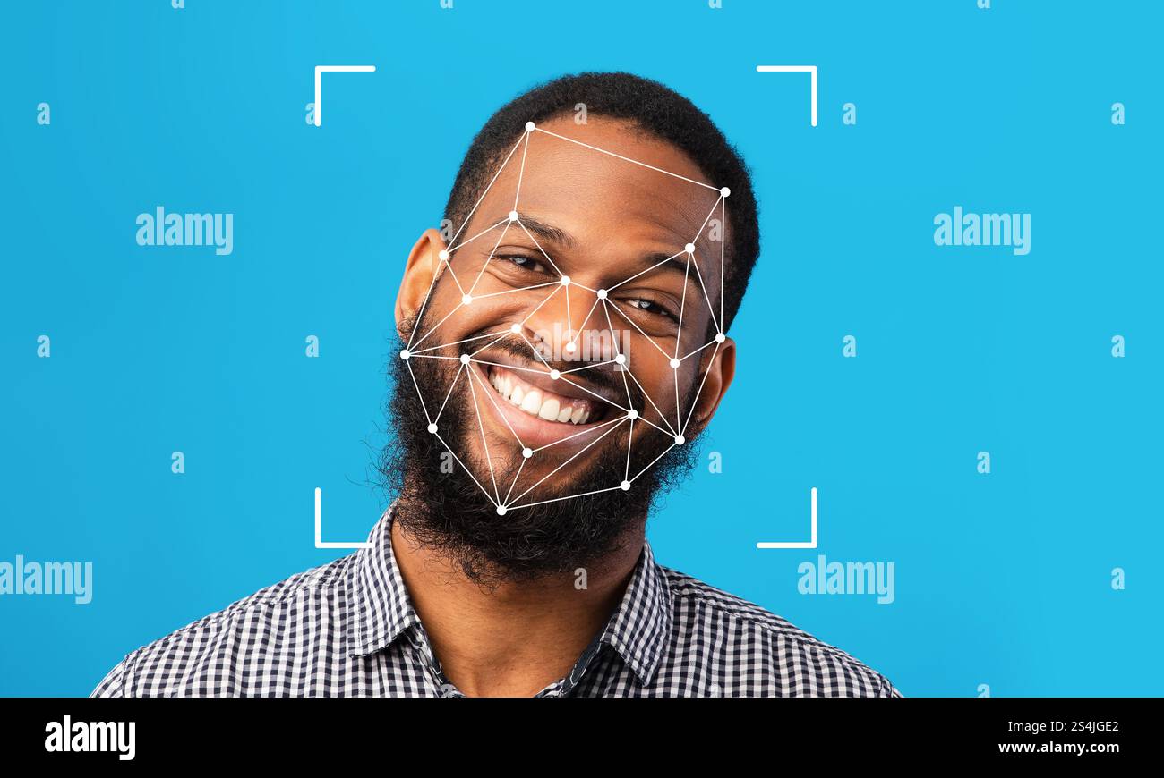 Gesichtserkennungstechnologie bei freudiger Person mit blauem Hintergrund Stockfoto