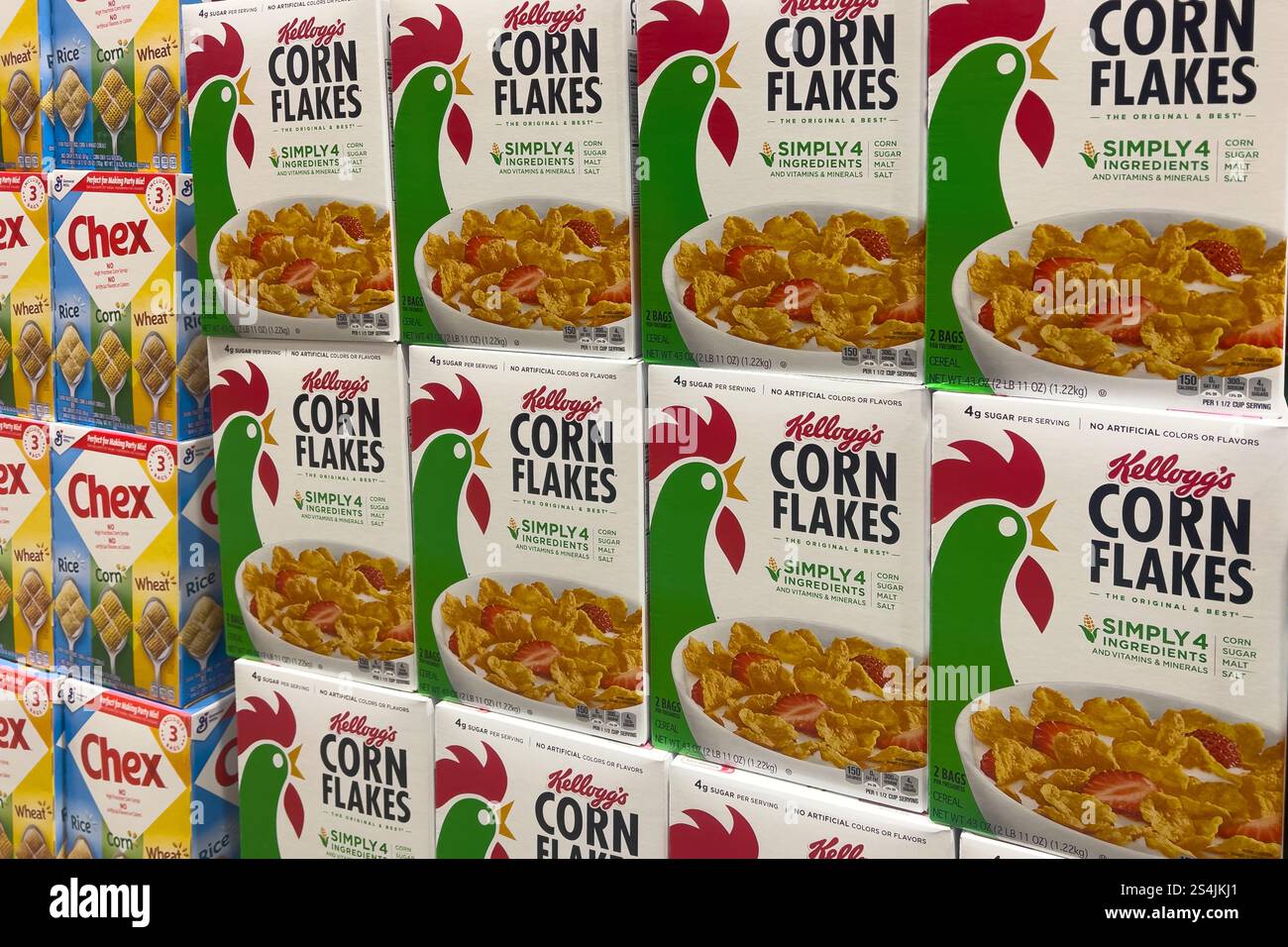 Victorville, CA, USA - 3. Januar 2025: Große Kartons mit Kellogg’s Corn Flakes Frühstückszerealien in einem Supermarkt. - Smartphone-aufgenommenes Stockfoto