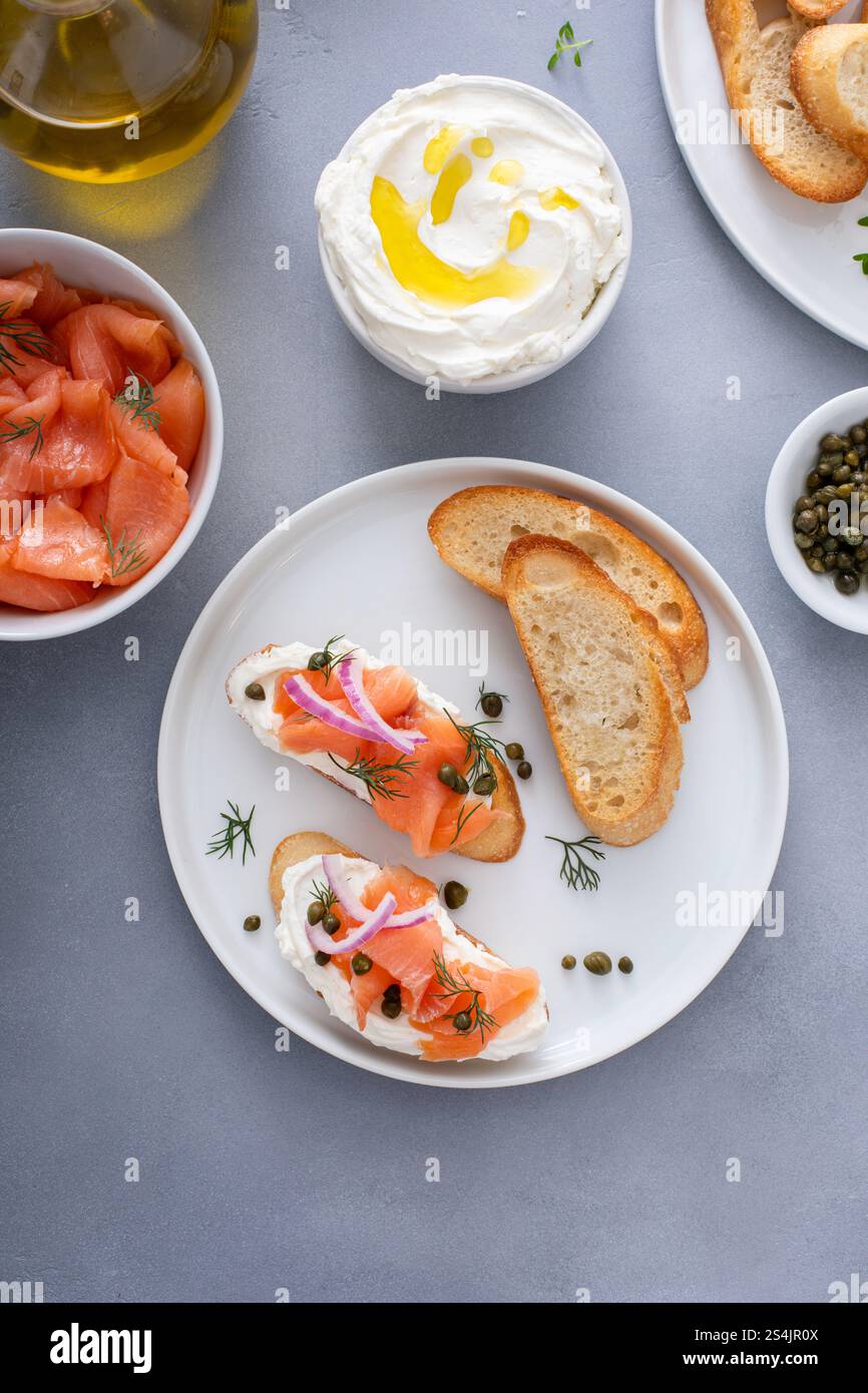 Gourmet-Teller mit geräuchertem Lachs, garniert mit Dill, gepaart mit gerösteten Baguetteschnitten und Kapern Stockfoto