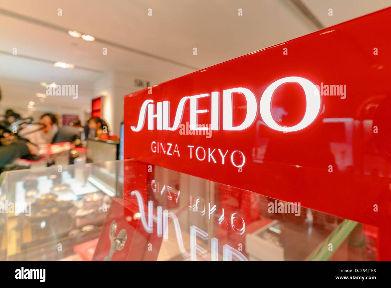 Hongkong, China - 2. Februar 2019: Nahaufnahme des Shiseido-Schildes in einem Einzelhandelsbereich in Harbour City, Hongkong. Stockfoto