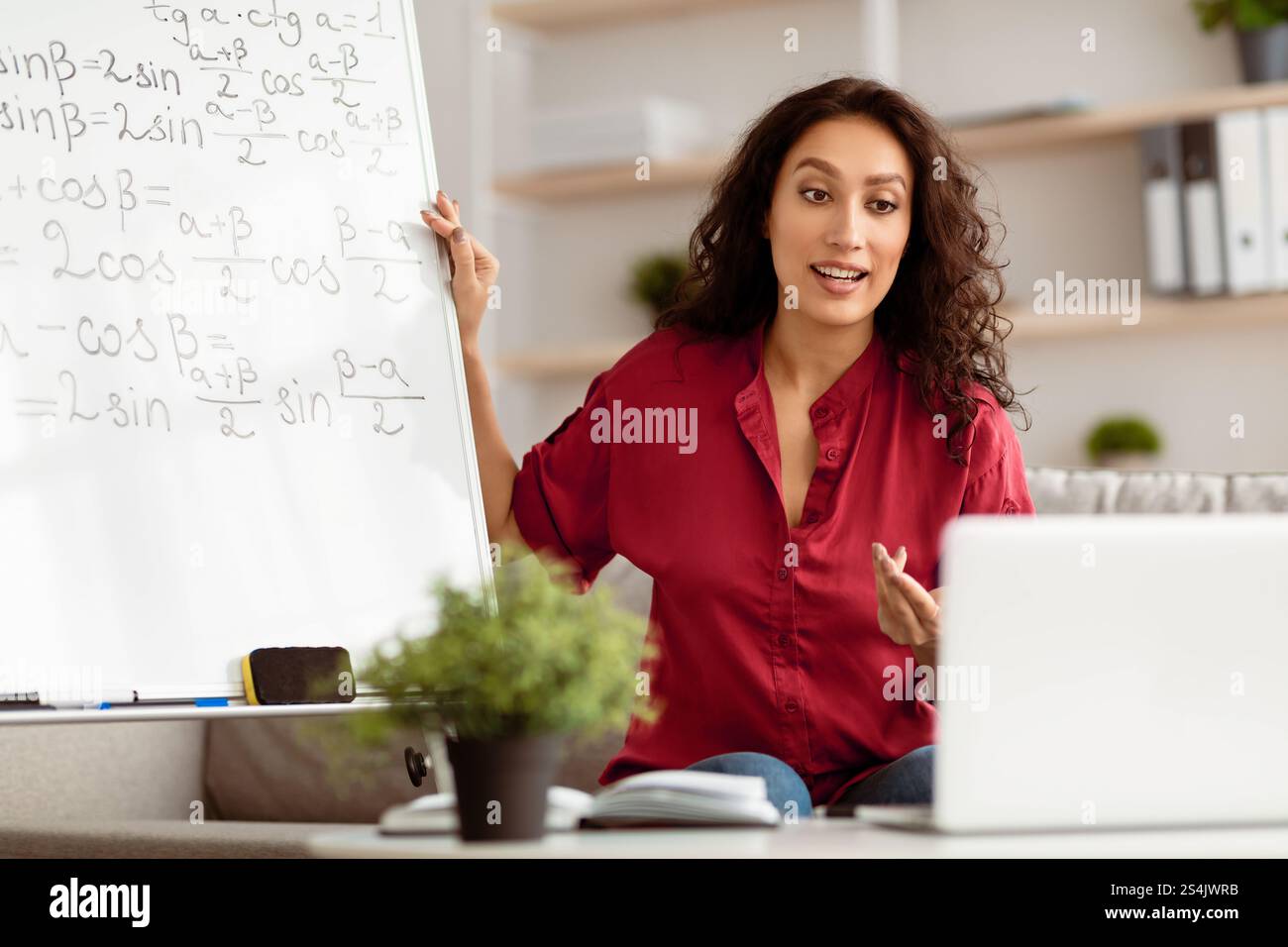 Lehrerin erklärt den Schülern online trigonometrische Funktionen Stockfoto
