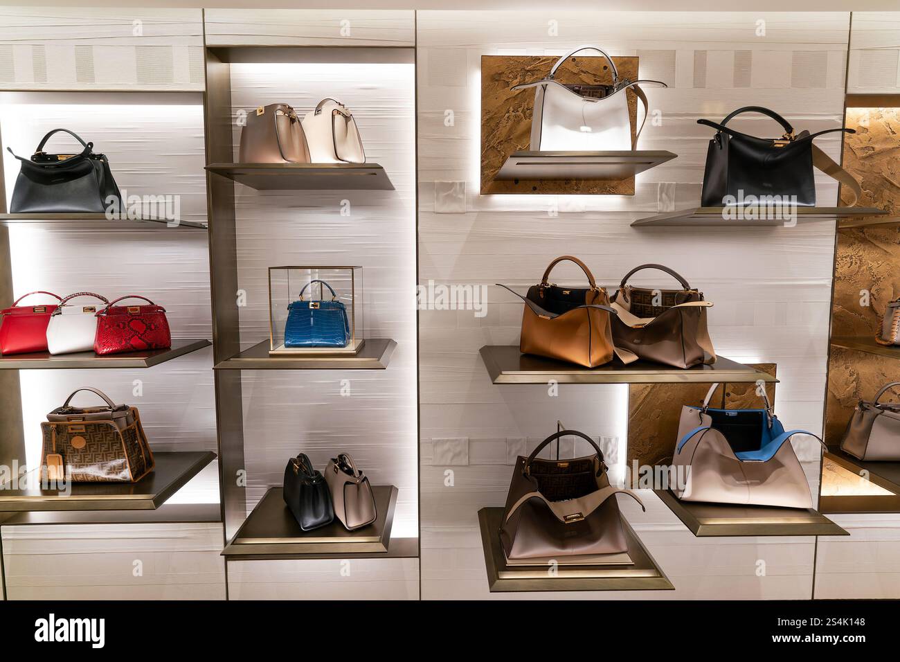 Hongkong, China - 02. Februar 2019: Handtaschen für Frauen in Regalen in einem Fendi-Geschäft in Hongkong Stockfoto