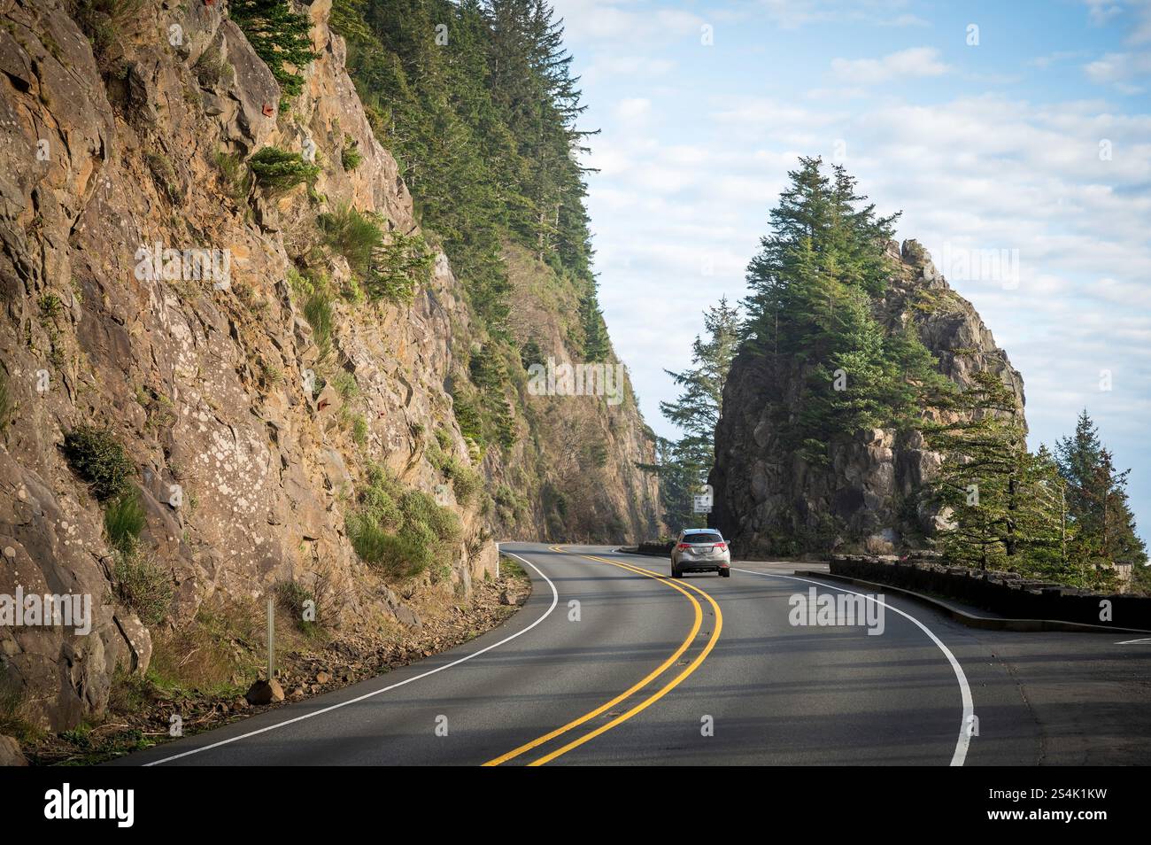 Ein Auto fährt auf dem Pacific Coast Highway, Highway 101, in der Nähe des Neahkahnie Aussichtspunkts entlang des Pacific Coast Highway, Highway 101 südlich von Cannon Stockfoto