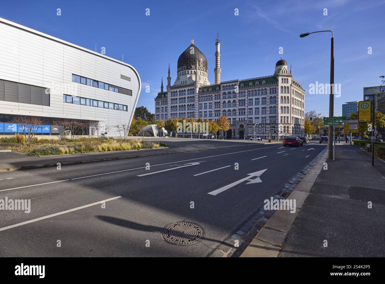 Yenidze Tabakfabrik, BallsportARENA Dresden, orientalische Gebäude, moderne Architektur, historische Fabrik, Ballsportarena, Kreuzung Magdebu Stockfoto