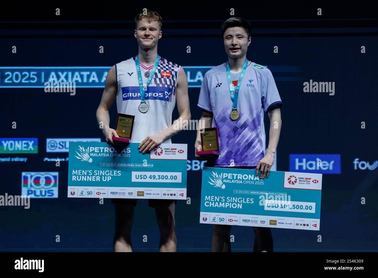 Kuala Lumpur, Malaysia. Januar 2025. Shi Yu Qi (R) aus China und anders Antonsen aus Dänemark posieren mit den Medaillen auf dem Podium nach dem Endspiel der Herren-Einzelspiele während der Petronas Malaysia Open 2025 in der Axiata Arena. Shi Yu Qi gewann mit Punkten; 21/21 : 8/15 Credit: SOPA Images Limited/Alamy Live News Stockfoto