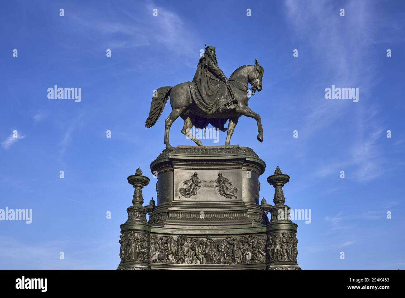 Reiterstatue König John Monument, blauer Himmel mit Zirruswolken, Theaterplatz, Dresden, Landeshauptstadt, unabhängige Stadt, Sachsen, Deutschland, Europa Stockfoto