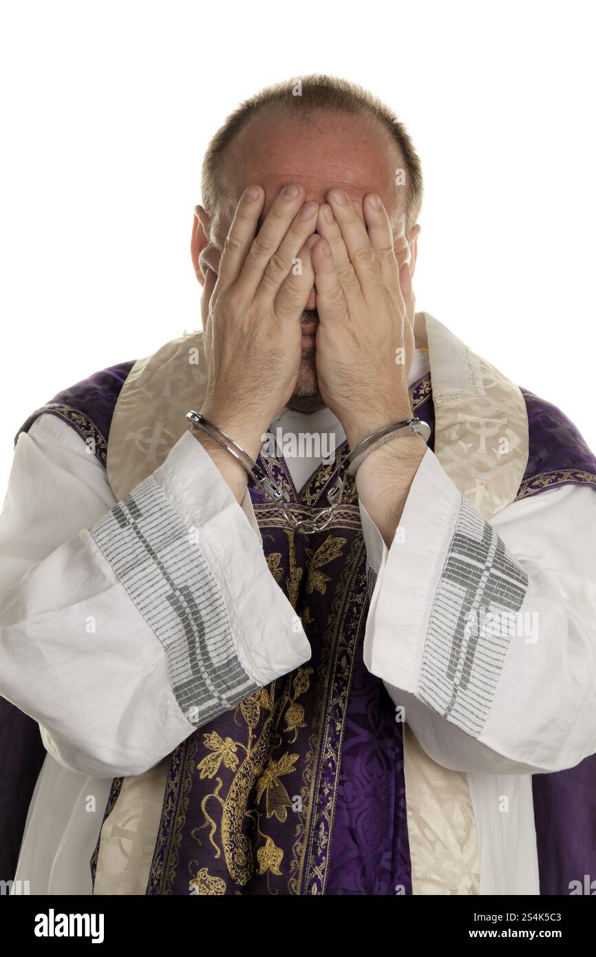 Symbolisches Bild des Missbrauchs in der Kirche. Priester mit Handschellen Stockfoto