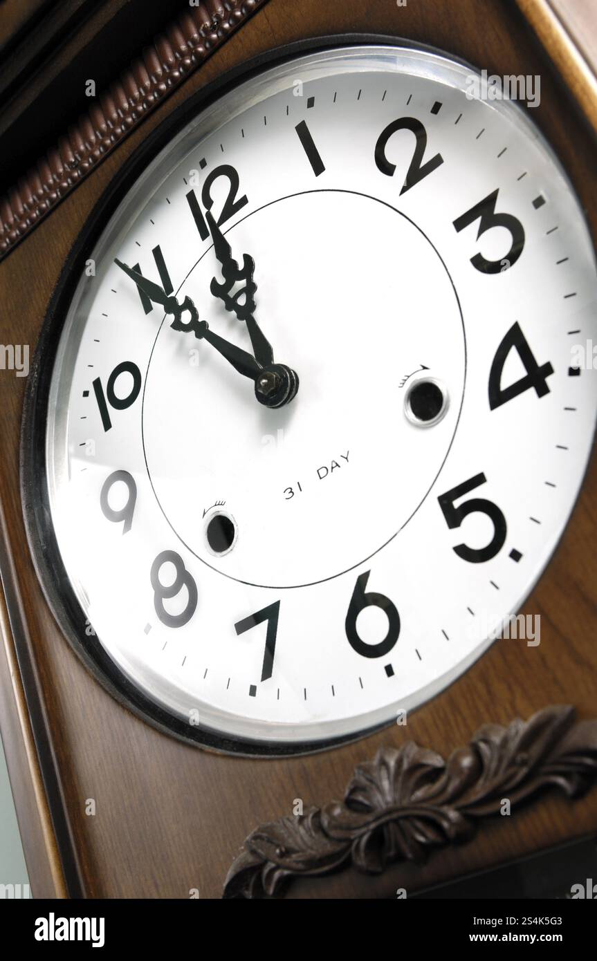 Stockfoto einer Uhr, die fünf Minuten bis zwölf Nahaufnahmen eines Zifferblatts zeigt Stockfoto