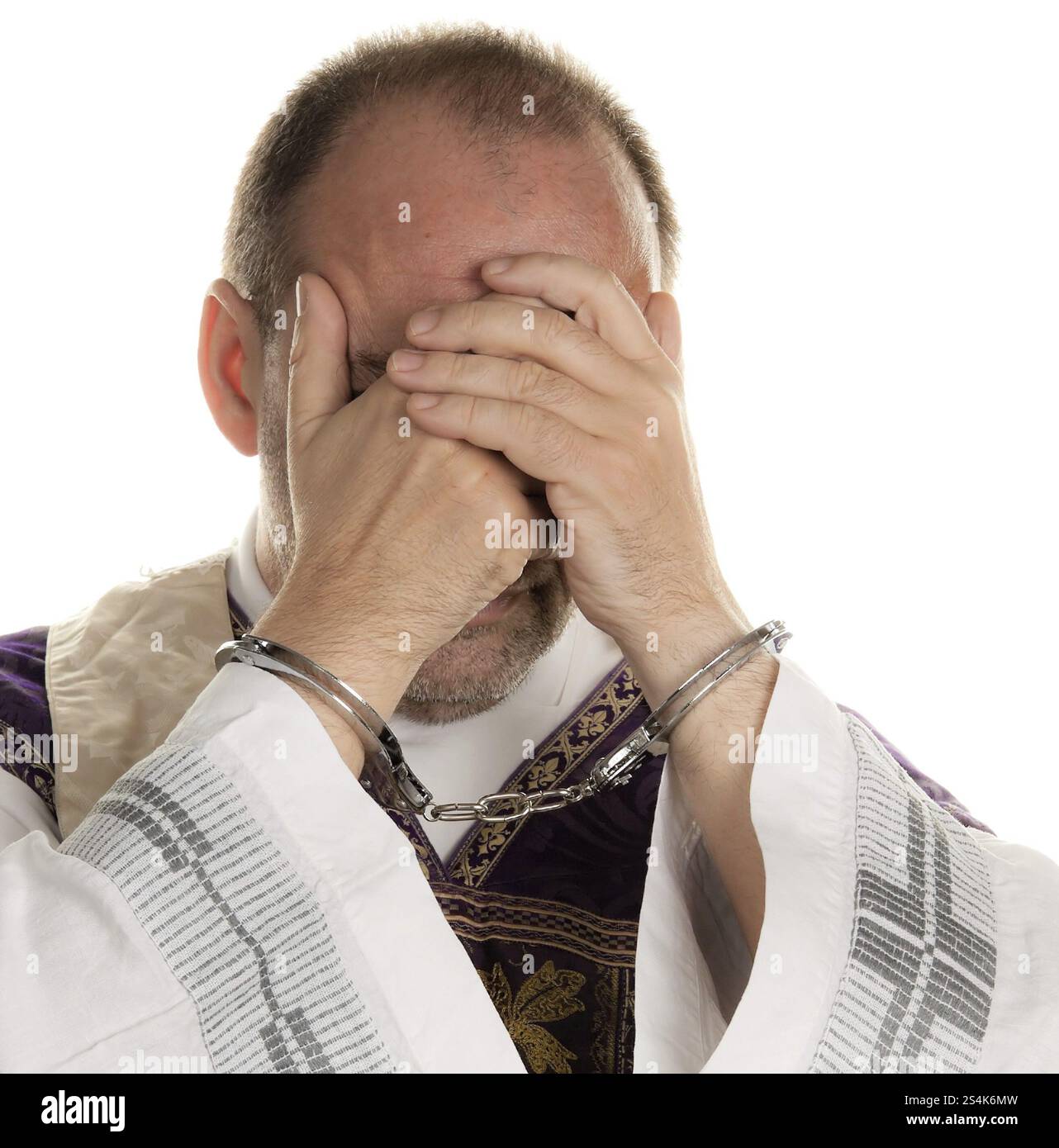 Symbolisches Bild des Missbrauchs in der Kirche. Priester mit Handschellen Stockfoto