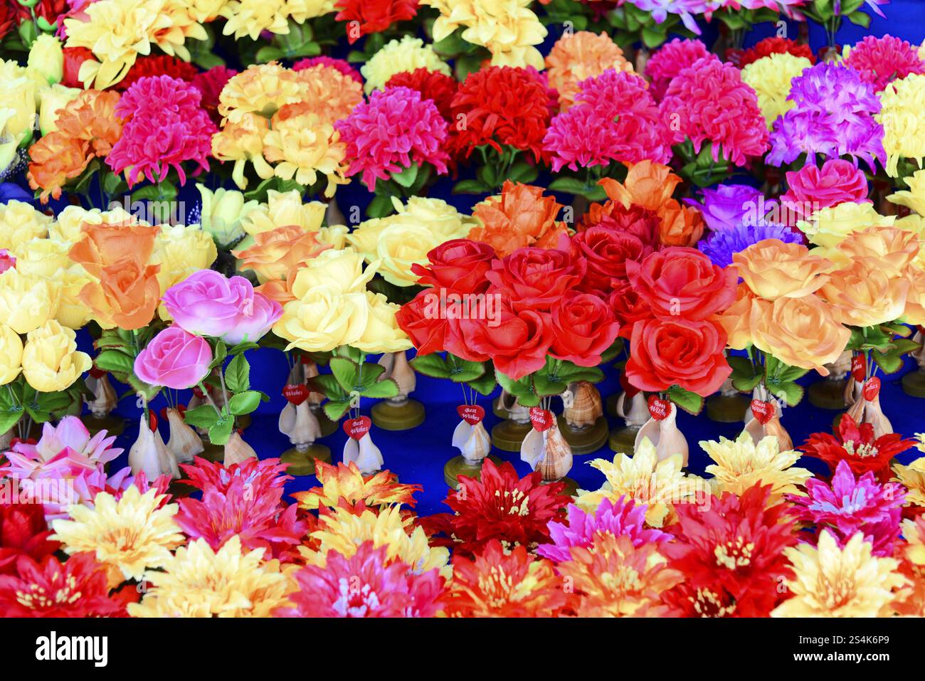 Madurai, Südindien, Indien, Asien, bunte Kunstblumen in prächtiger Anordnung auf einem Markt, Impressionen aus Südindien, Thanjavur, Kovalam Stockfoto