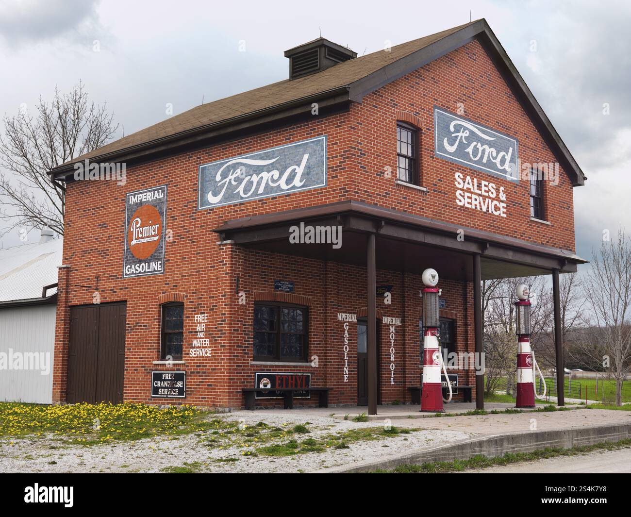 Imperial Benzin Oldtimer Tankstelle mit Ford Verkaufs- und Servicezeichen darauf. Ontario Kanada. Stockfoto