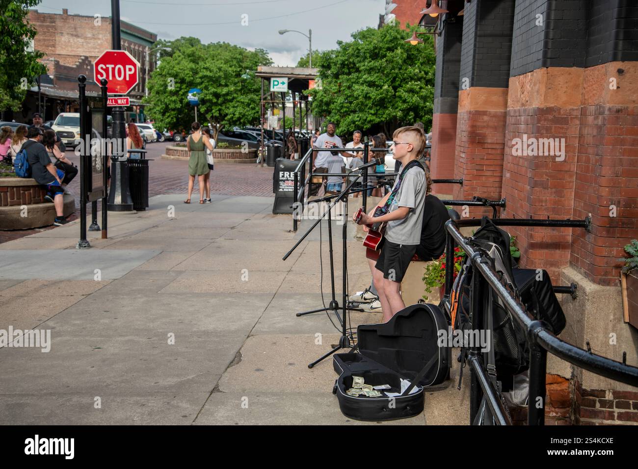 Omaha: Nebraska. Nebraskas größte Stadt. Junge Teenager spielen auf dem Old Market mit seinen kopfsteingepflasterten Straßen, Galerien, Geschäften und Brauereien Musik für Tipps Stockfoto