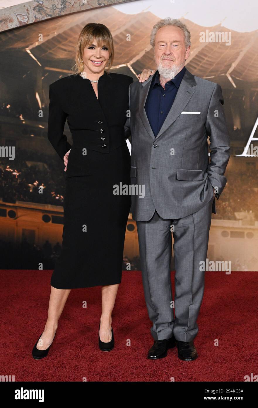 Hollywood, USA. November 2024. Regisseur Ridley Scott und Giannina Facio kommen am 18. November 2024 in Hollywood, CA. Zu „Gladiator II“ Los Angeles Premiere im TCL Chinese Theatre. © LISA OConnor/AFF-USA.com Credit: AFF/Alamy Live News Stockfoto