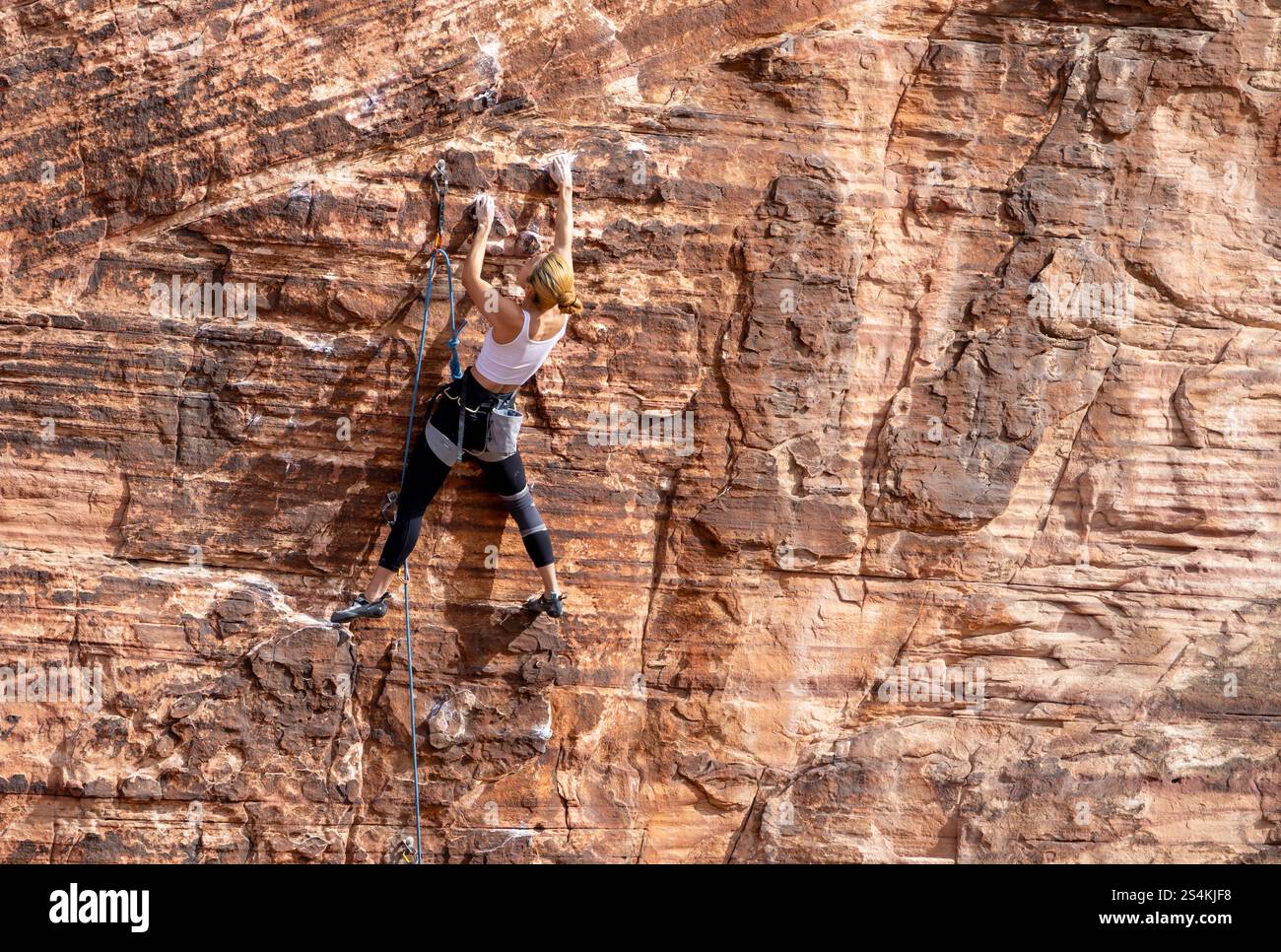 Las Vegas, Nevada - 1. Januar 2025: Ein Mädchen, das auf dem Felsen in der Red Rock Canyon National Conservation Area in der Nähe von Las Vegas, Nevada klettert Stockfoto