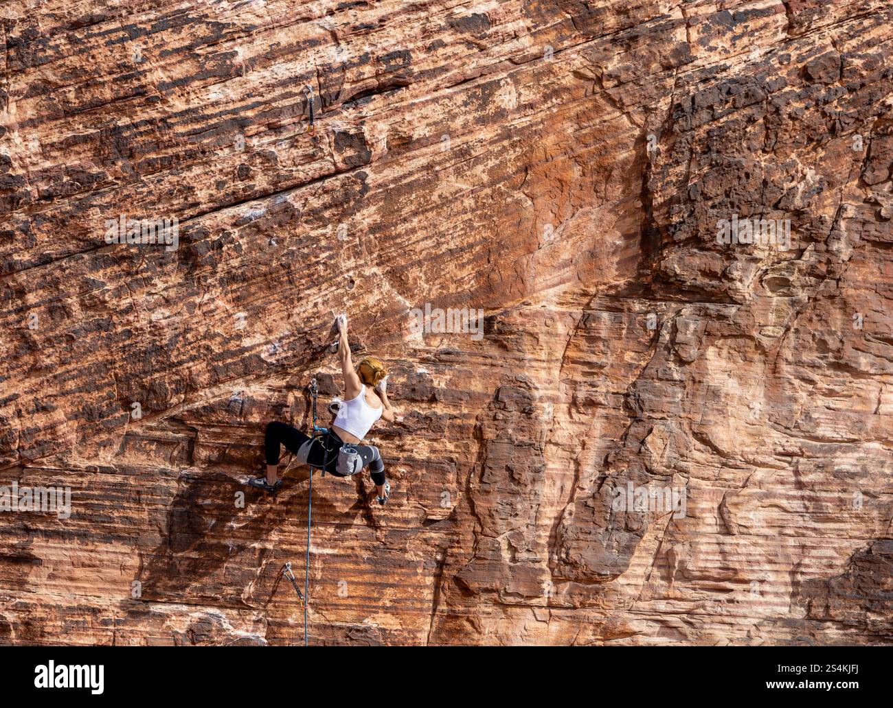Las Vegas, Nevada - 1. Januar 2025: Ein Mädchen, das auf dem Felsen in der Red Rock Canyon National Conservation Area in der Nähe von Las Vegas, Nevada klettert Stockfoto