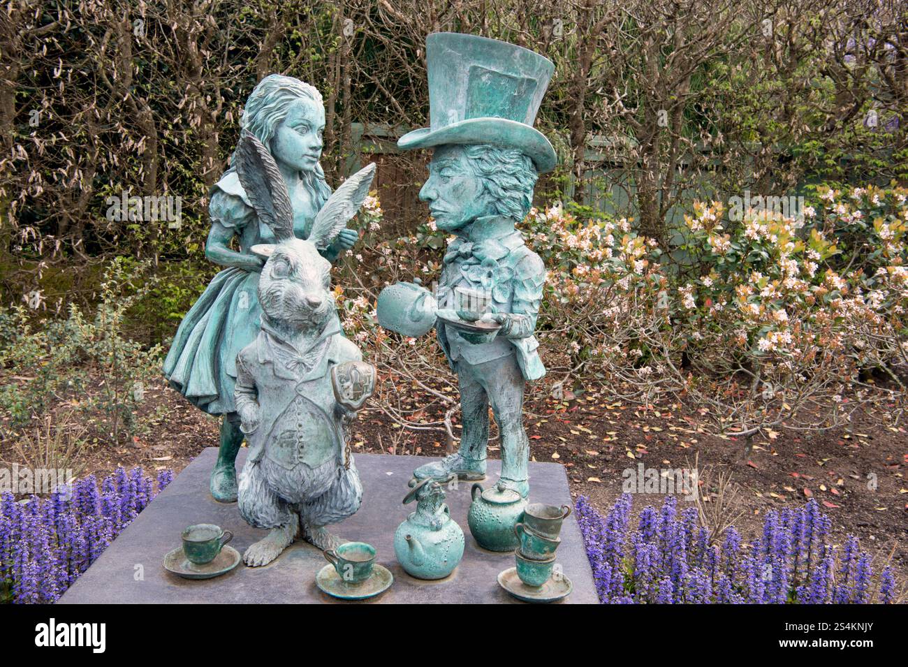 Alice in Wonderland Tee Party Statuen im surrealistischen Garten in Hamilton Gardens Neuseeland Stockfoto