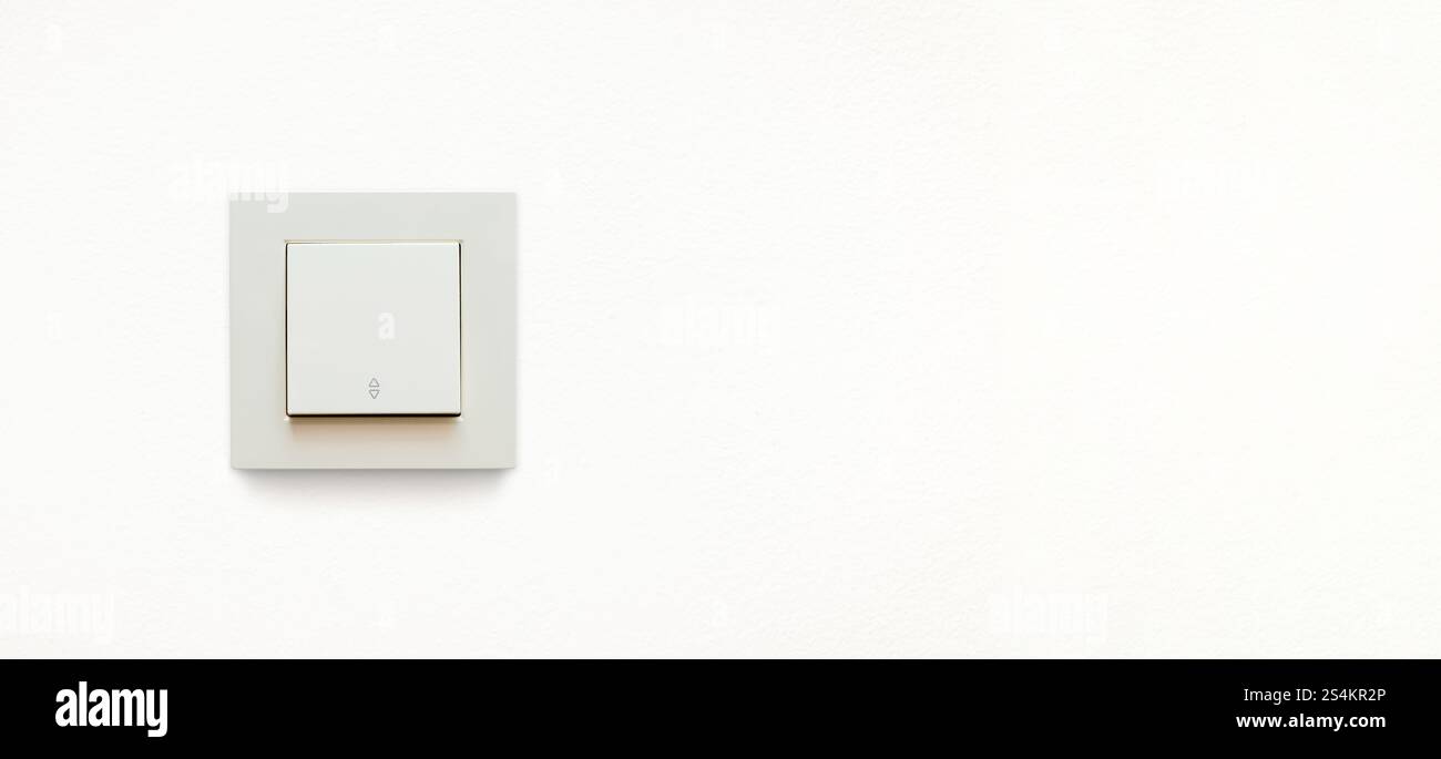 Cremefarbene Wandmontage aus cremefarbenem Vavien oder zwei-Wege-Lichtschalter Stockfoto