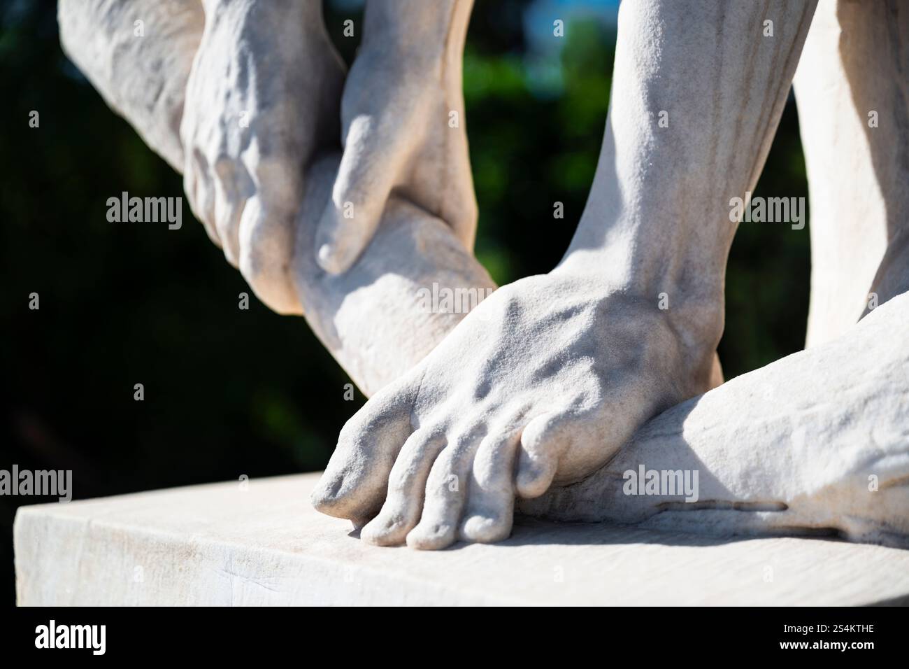 Detail mit Hand und Fuß der Marmorskulptur „Wood Splitter“ von Dimitrios Filippotis, Athen, Griechenland Stockfoto