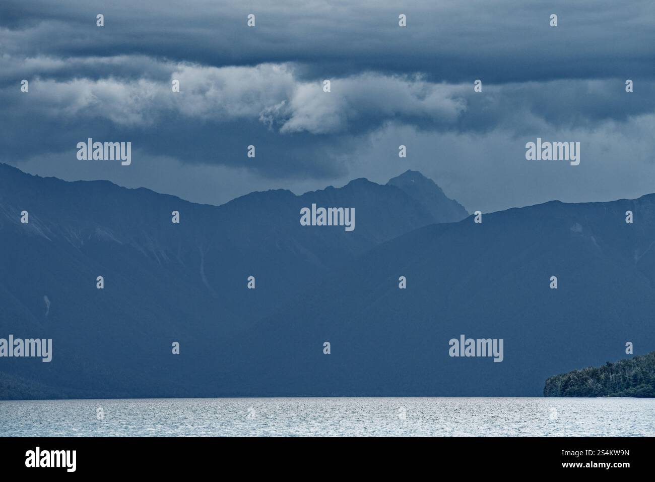 Der Blick nach Süden über den Lake Rotoroa bis zu einem Sturm über Mount Missery, Nelson Lakes National Park, Südinsel, Aotearoa / Neuseeland. Stockfoto