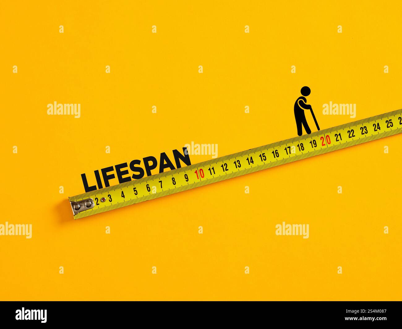 Konzeptuelles Bild von Lebensspanne und Alterungsprozess, dargestellt durch Senior-Silhouette-Gehen auf Maßband Stockfoto