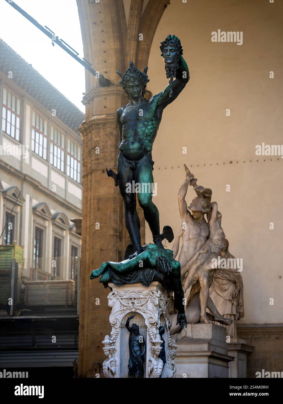 Perseus mit der Statue des Kopfes der Medusa in Florenz, Italien Stockfoto