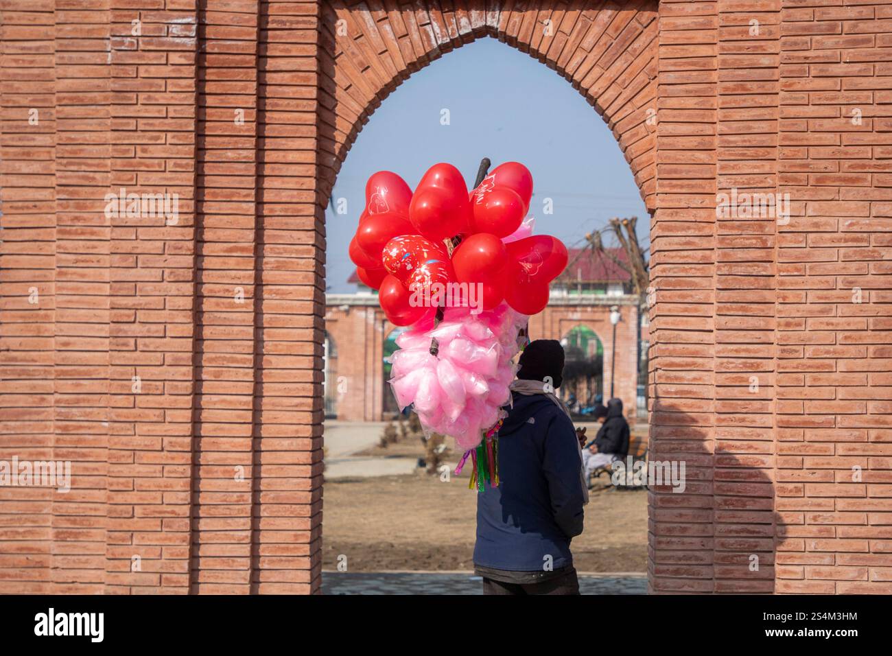 Srinagar, Indien. Januar 2025. Ein nicht einheimischer Mann sah, wie er an einem kalten Wintertag in der Nähe eines Parks Ballons verkaufte. Quelle: SOPA Images Limited/Alamy Live News Stockfoto