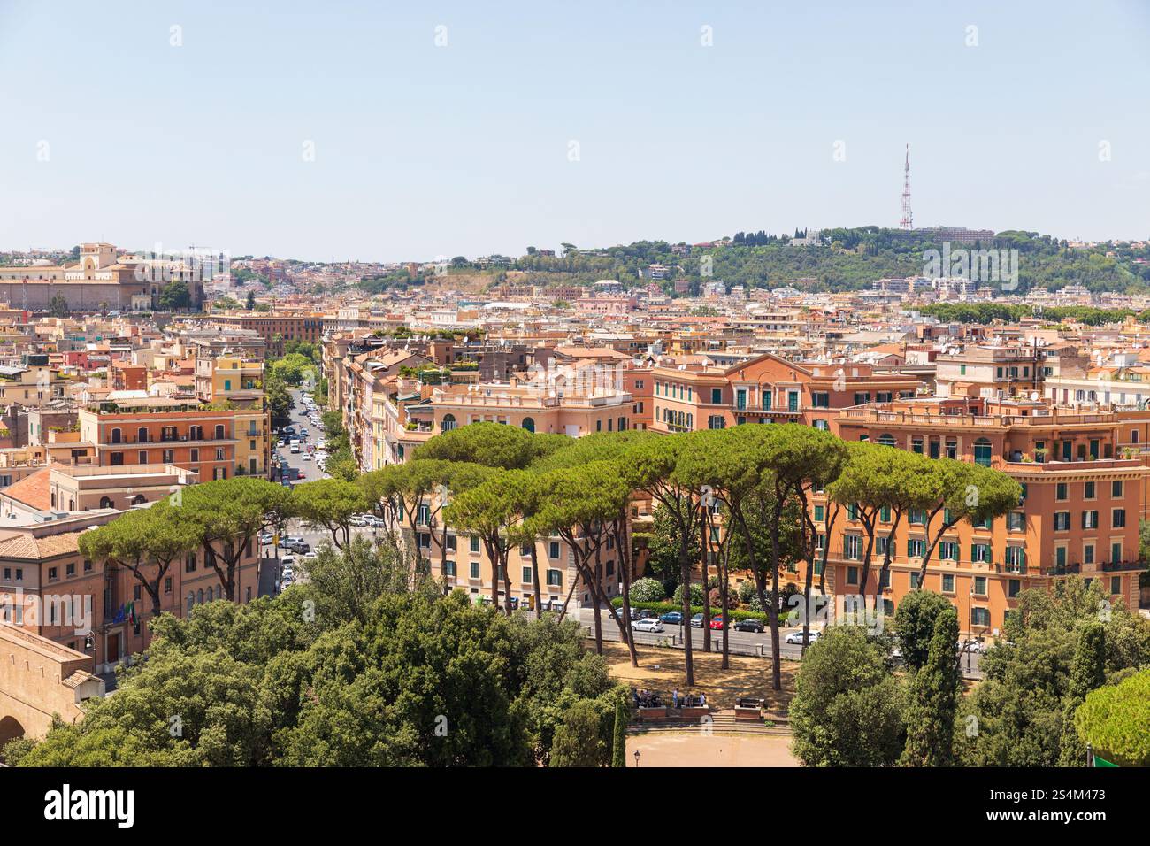 Blick auf Rom mit Blick auf den Hügel des Monte Mario mit dem großen Antennenmast des Monte Mario Sendezentrums. Stockfoto
