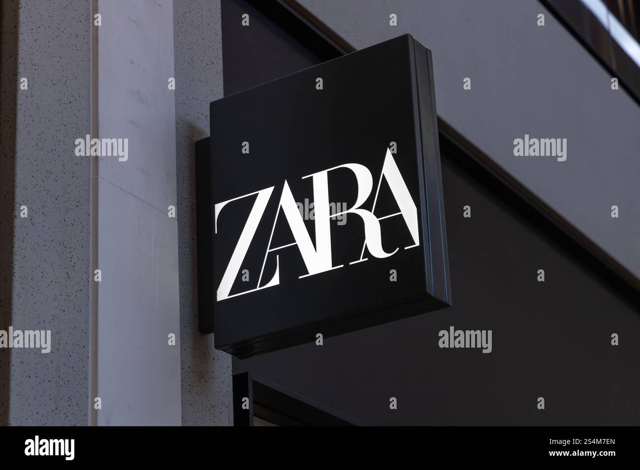 Capelle aan den IJssel, Niederlande. 21. Dezember 2024. Neues Zara-Logo im Modegeschäft. Weißes Logo und schwarzer Hintergrund. Stockfoto