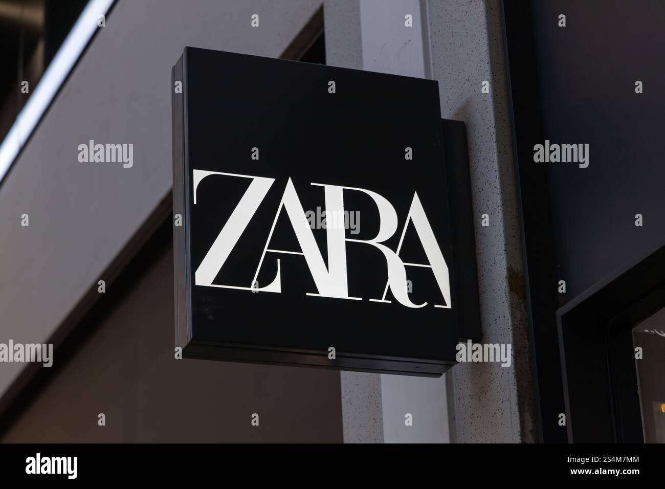 Capelle aan den IJssel, Niederlande. 21. Dezember 2024. Neues Zara-Logo im Modegeschäft. Weißes Logo und schwarzer Hintergrund. Stockfoto
