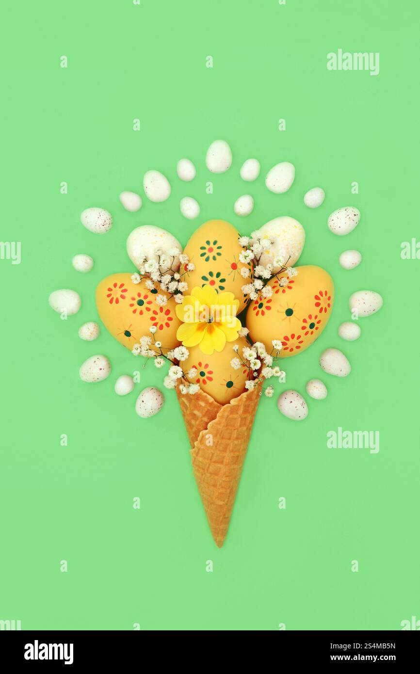 Surreale Ostereiskegel mit dekorierten Eiern und Frühlingsblumen auf grünem Hintergrund. Saisonale abstrakte Komposition für Logo, Karte, Git-Tag. Stockfoto