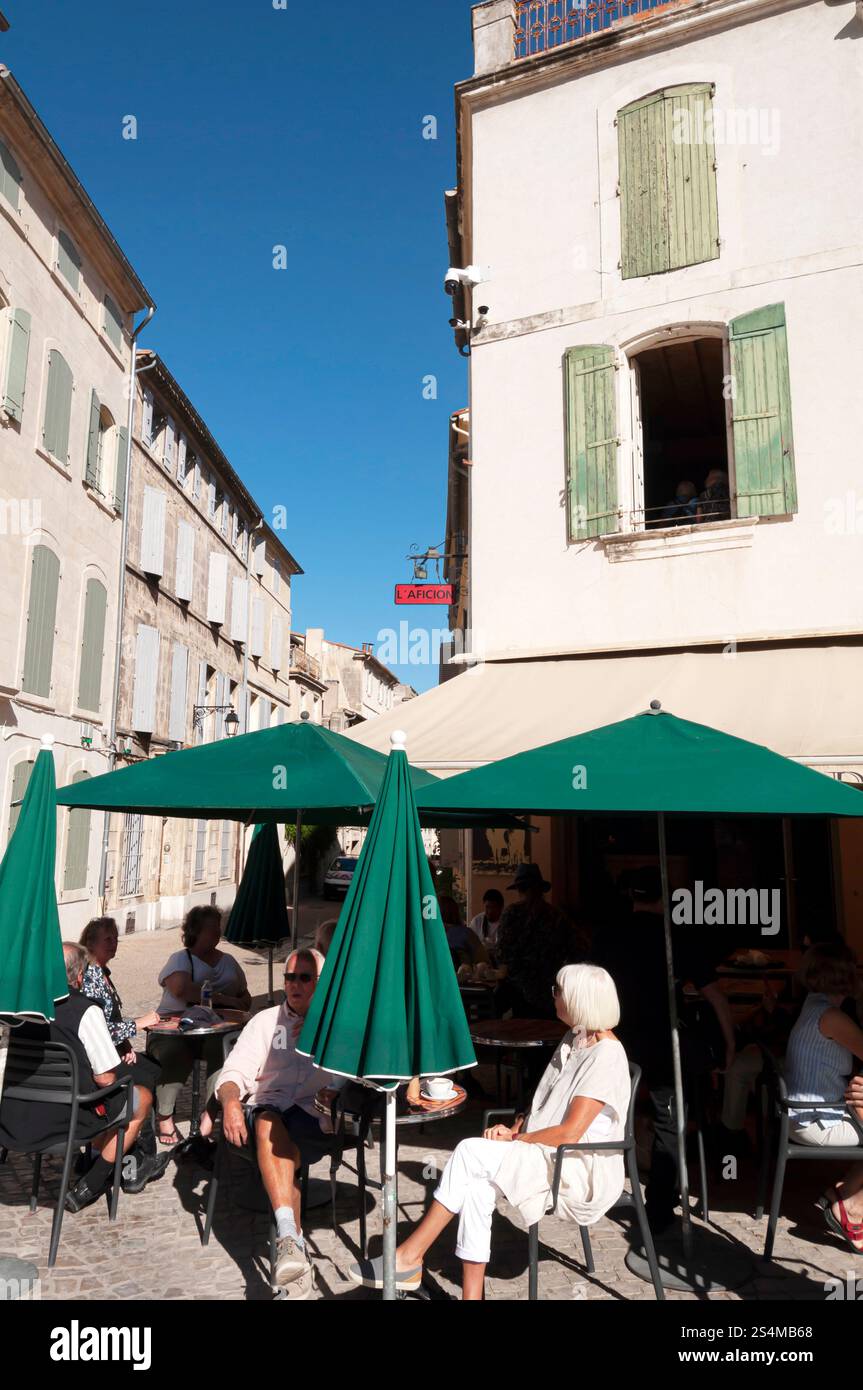 Arles, beliebte Terrassenbar vor dem römischen Amphiteather, Les Arènes, Bouches du Rhône, Provence-Alpes-Côte d'Azur, Frankreich Stockfoto