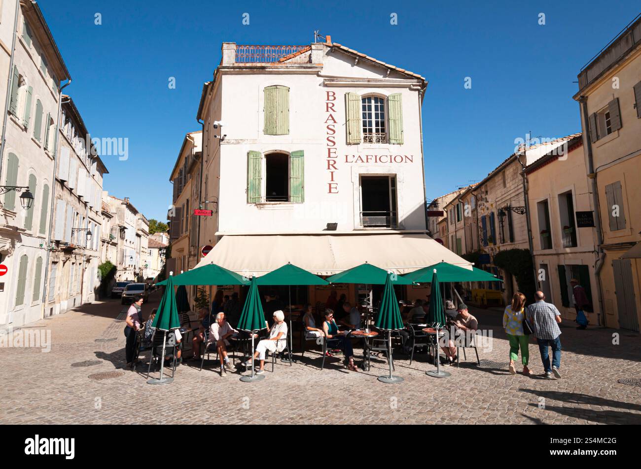 Arles, beliebte Terrassenbar vor dem römischen Amphiteather, Les Arènes, Bouches du Rhône, Provence-Alpes-Côte d'Azur, Frankreich Stockfoto