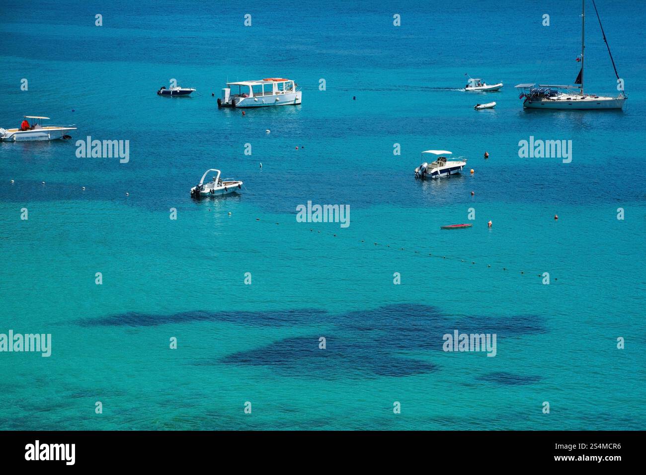 Boote in der Himare-Bucht an der Küste Südalbaniens, Teil der albanischen Riviera. Das Hotel befindet sich in Vlore County, zwischen Ceraunian Mountains und Ionischem Meer Stockfoto