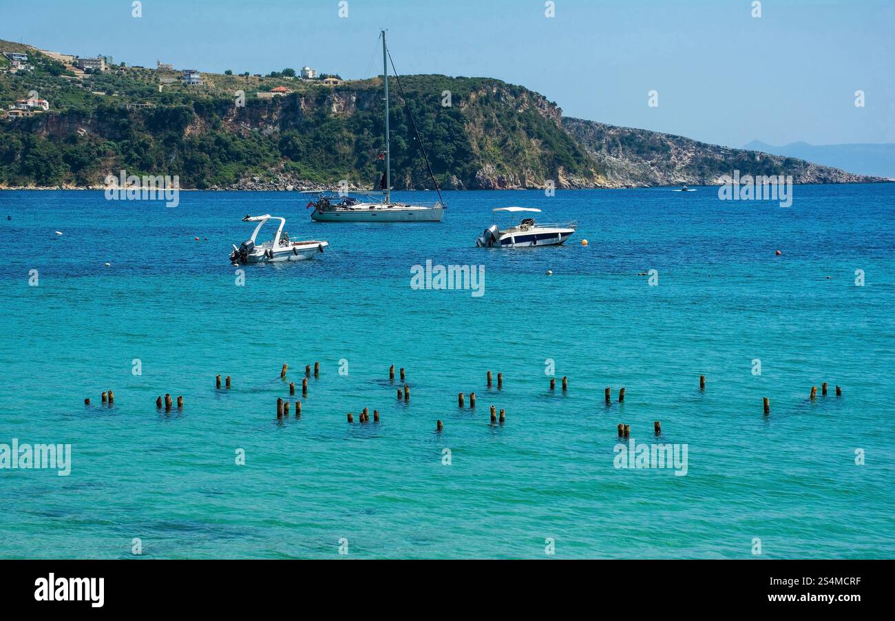 Boote in der Himare-Bucht an der Küste Südalbaniens, Teil der albanischen Riviera. Das Hotel befindet sich in Vlore County, zwischen Ceraunian Mountains und Ionischem Meer Stockfoto