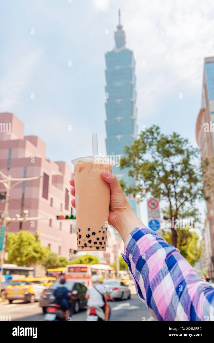 Weibliche Hand, die traditionellen taiwanesischen Bubble Milch Tee hält Stockfoto