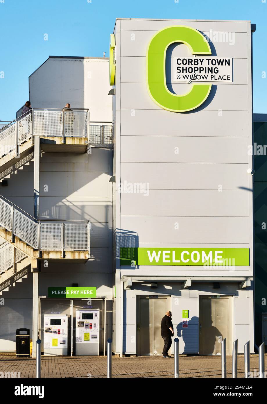 Einkaufskomplex und Willow Place im Stadtzentrum von Corby, England, an einem sonnigen Wintertag. Stockfoto