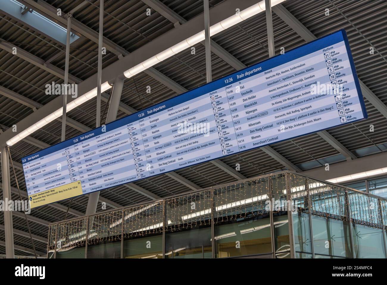 Utrecht, Niederlande. August 2023. Zuginformationstafel in der Halle des Utrechter Hauptbahnhofs mit Abfahrtszeiten, Ziel und Platf Stockfoto